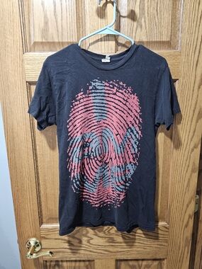 Black Graphic Short-Sleeve Men's T-Shirt with Red & Gray Print